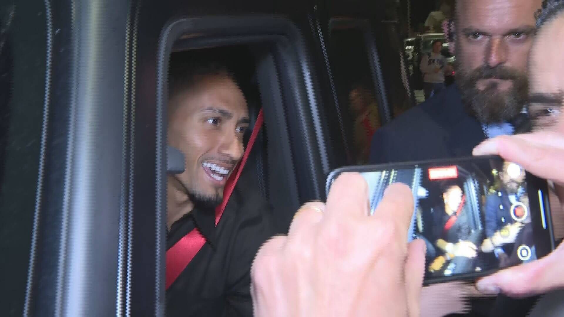  Raphinha firmando autógrafos a la salida de la cena