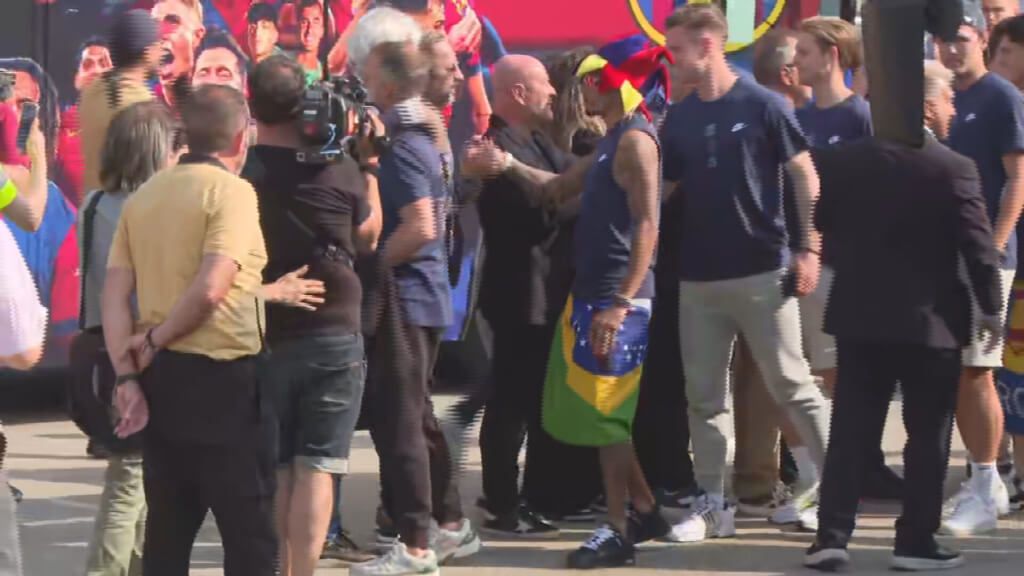  Raphinha saluda a la directiva antes de la rúa (ElDesmarque)