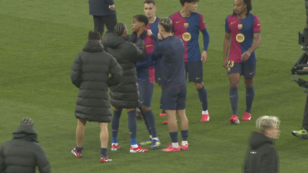 Raphinha y Dani Olmo se acercan a Lamine tras el partido