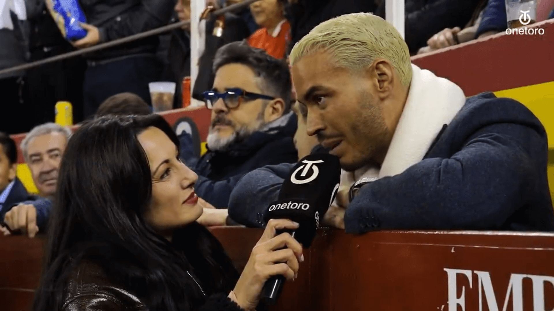  Raúl de Tomás atiende a 'One Toro'.