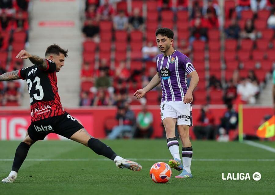  Raúl Moro filtra un pase ante Pablo Maffeo (FOTO: LALIGA)