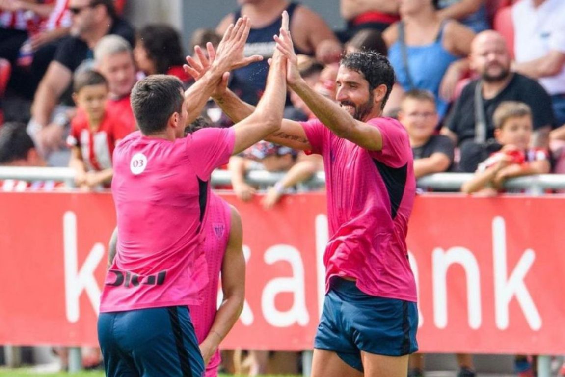  Buen rollo de Raúl García entrenando con sus compañeros en Lezama.