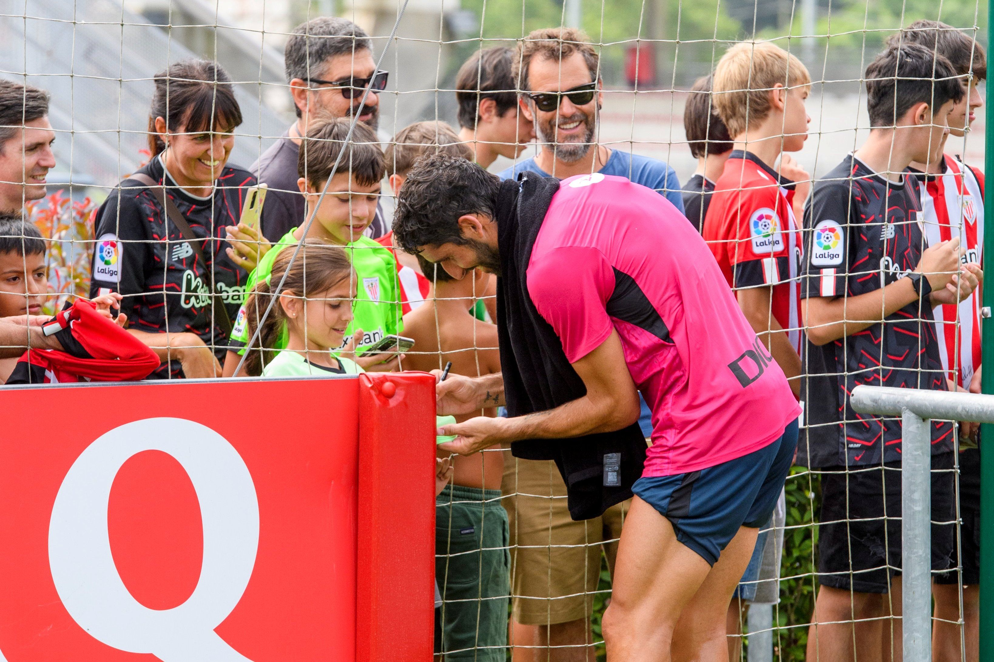  El navarro Raúl García firma autógrafos en Lezama.