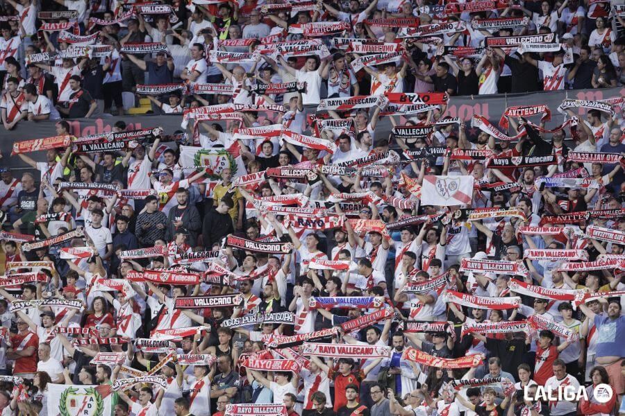 Los aficionados del Rayo, en Vallecas ante el Mallorca.