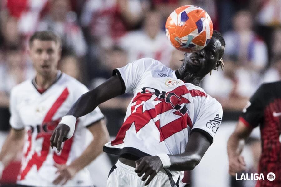 Pathé Ciss controla un balón durante el Rayo-Mallorca.