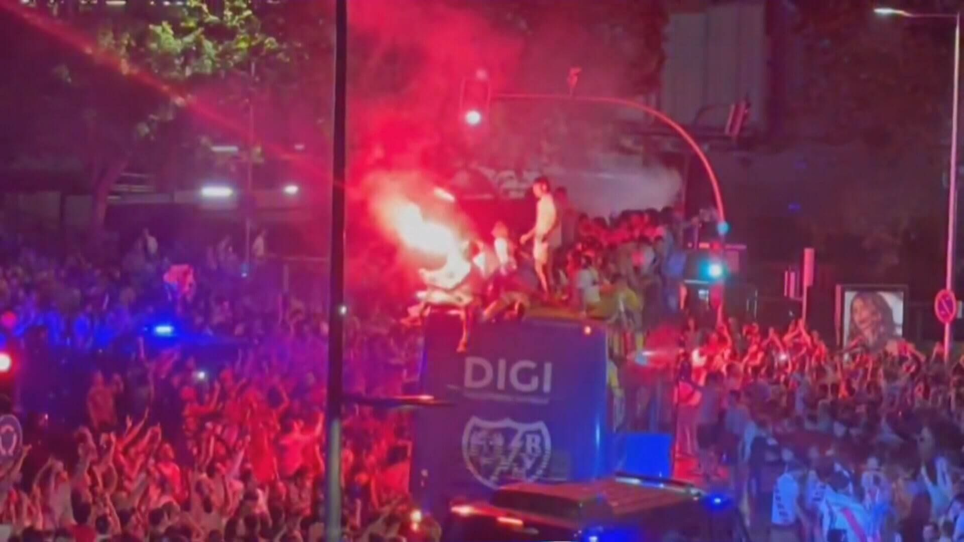 La locura en la Fuente de la Asamblea con el Rayo Vallecano (Imagen: Telemadrid).
