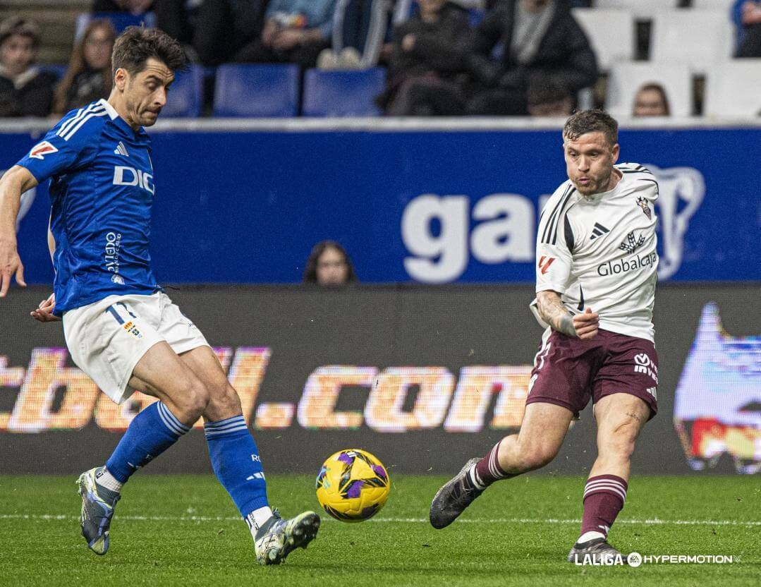 César de la Hoz da un pase en el Real Oviedo-Albacete.