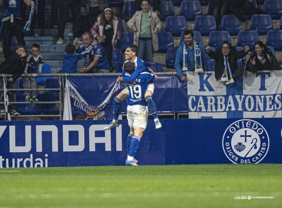  Nacho Vidal y Fede Viñas celebran un gol en el Real Oviedo-Racing de Ferrol.