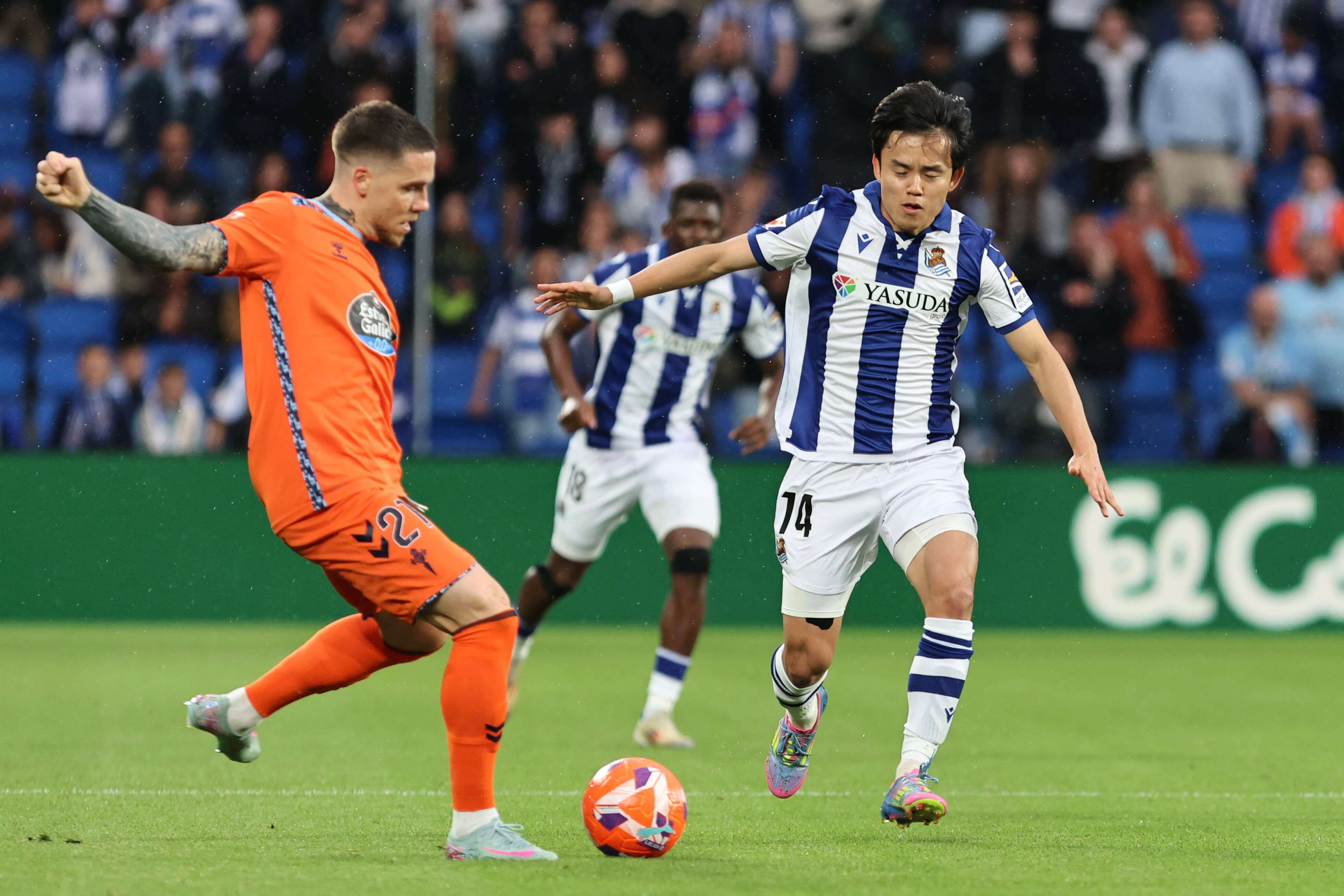  Take Kubo presiona a Mihailo Ristic en el Real Sociedad-Celta.