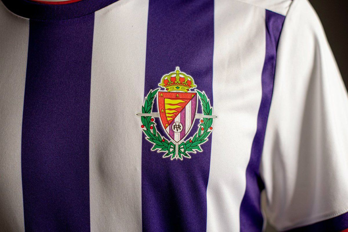  Escudo del Real Valladolid en una camiseta blanquivioleta de temporadas pasadas.