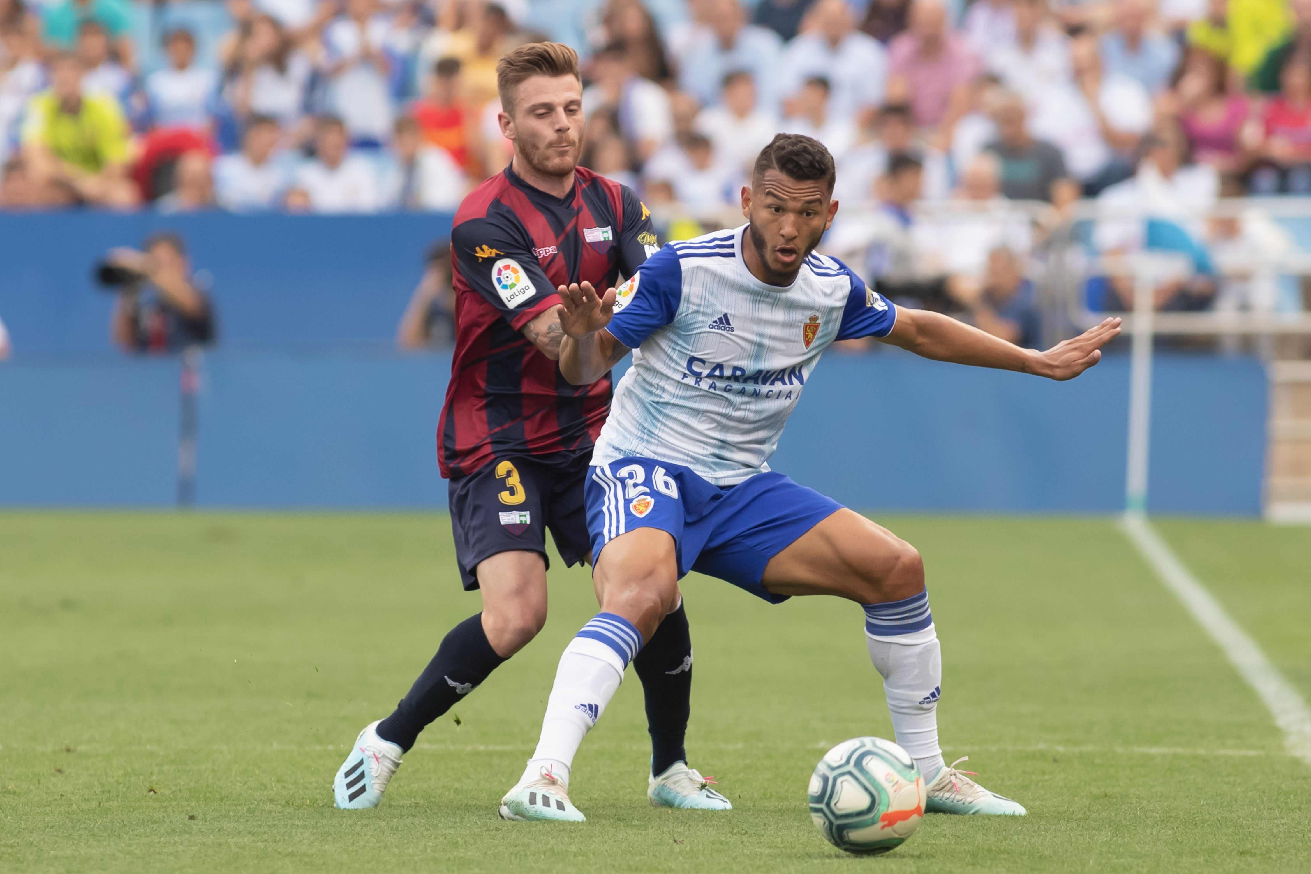  Luis Suárez y Diego Caballo, en una acción del Real Zaragoza-Extremadura.