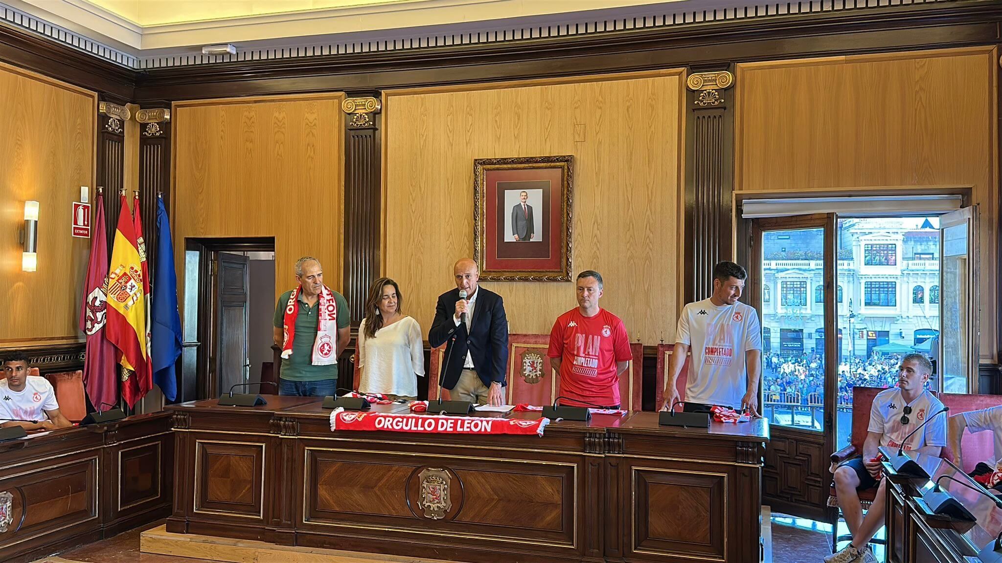 Recibimiento de la Cultural y Deportiva Leonesa por el alcalde de León.