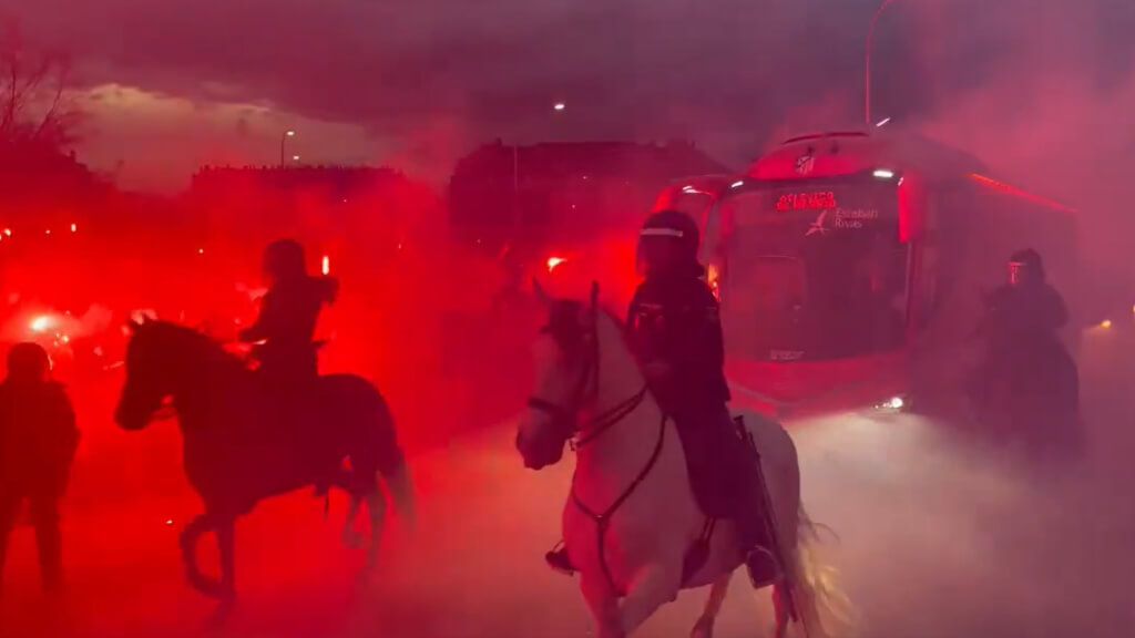  El recibimiento al Atlético de Madrid antes del derbi (X:@carrusel)