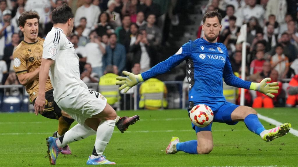  Remiro detiene un disparo de Brahim (Cordon Press)