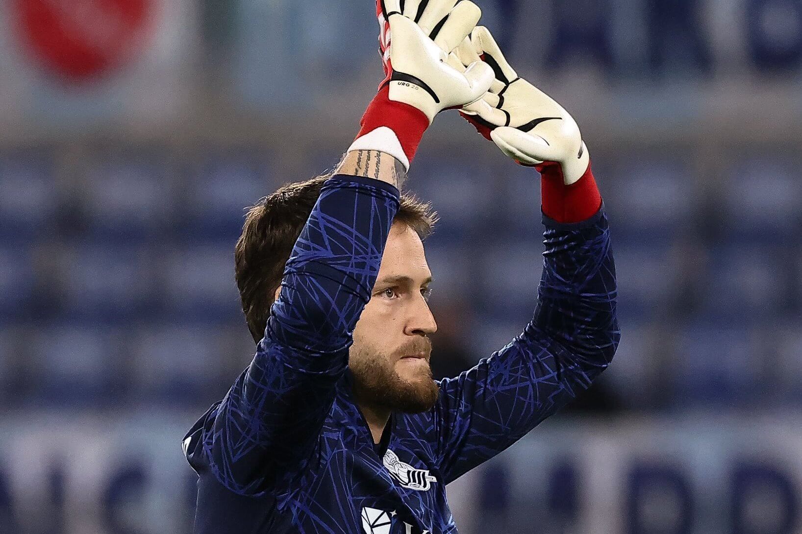  Alex Remiro calienta en el Olímpico de Roma ante la Lazio.