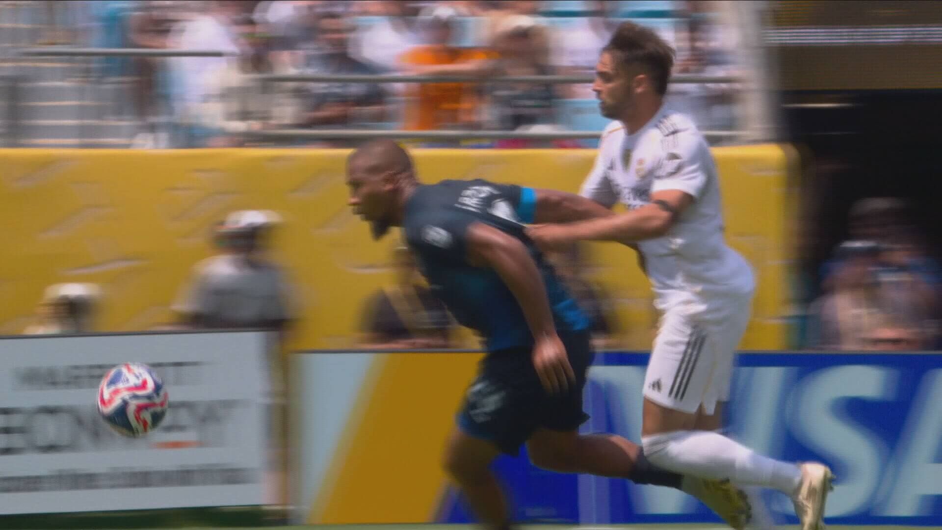 El agarrón de Raúl Asencio que supuso su expulsión contra Pachuca (Fuente: Telecinco)