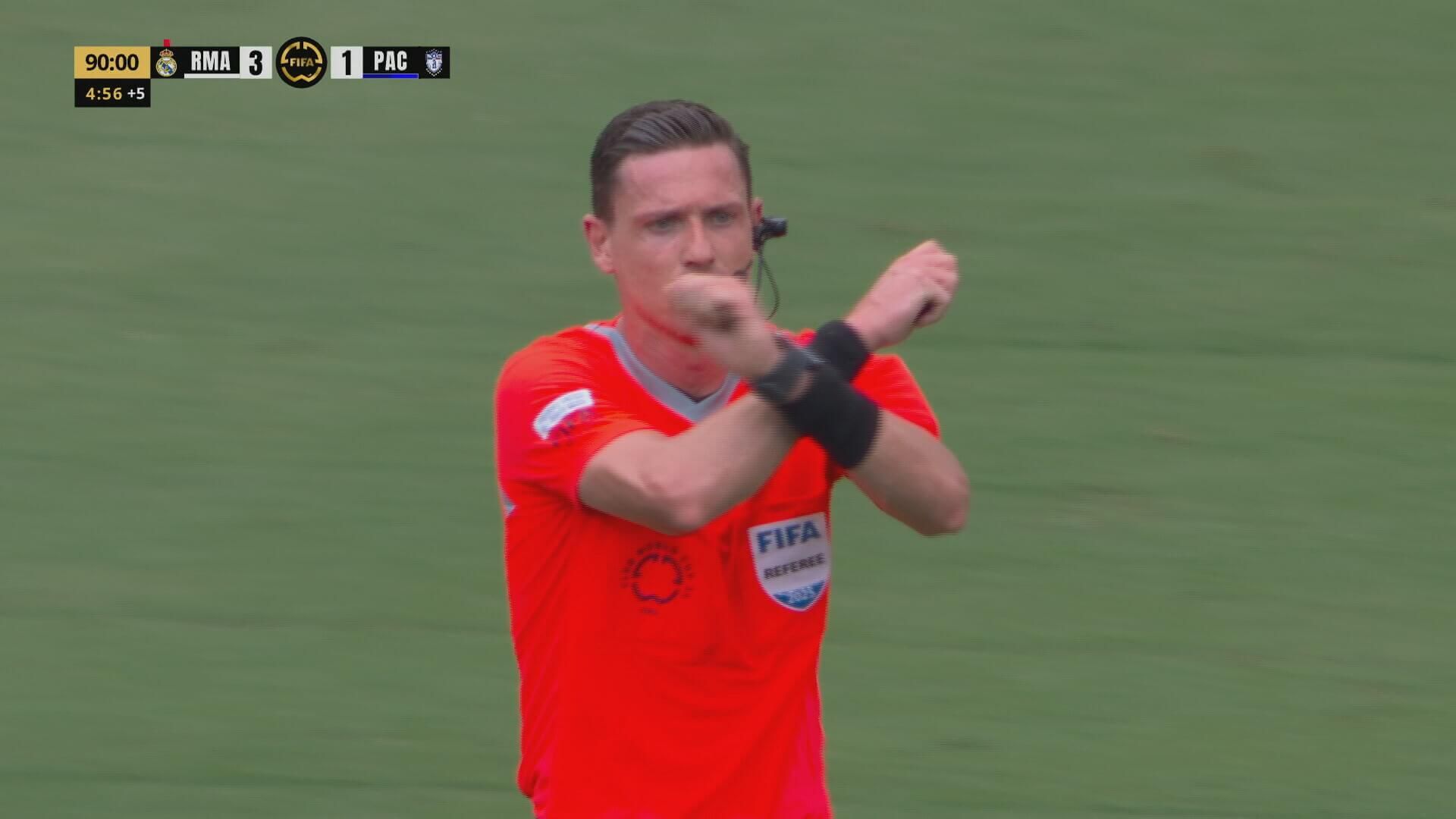  El árbitro activando el protocolo antirracista (Fuente: Telecinco)