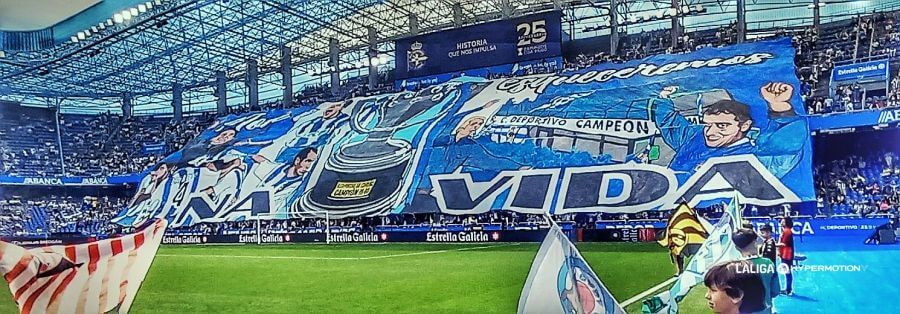 El tifo de los Riazor Blues en homenaje a la liga ganada en el 2000.