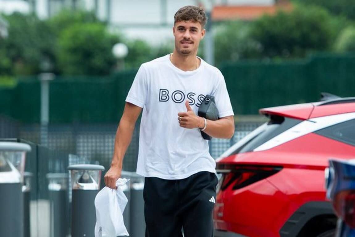 Hugo Rincón saluda al llegar a Lezama (Foto: Athletic Club).