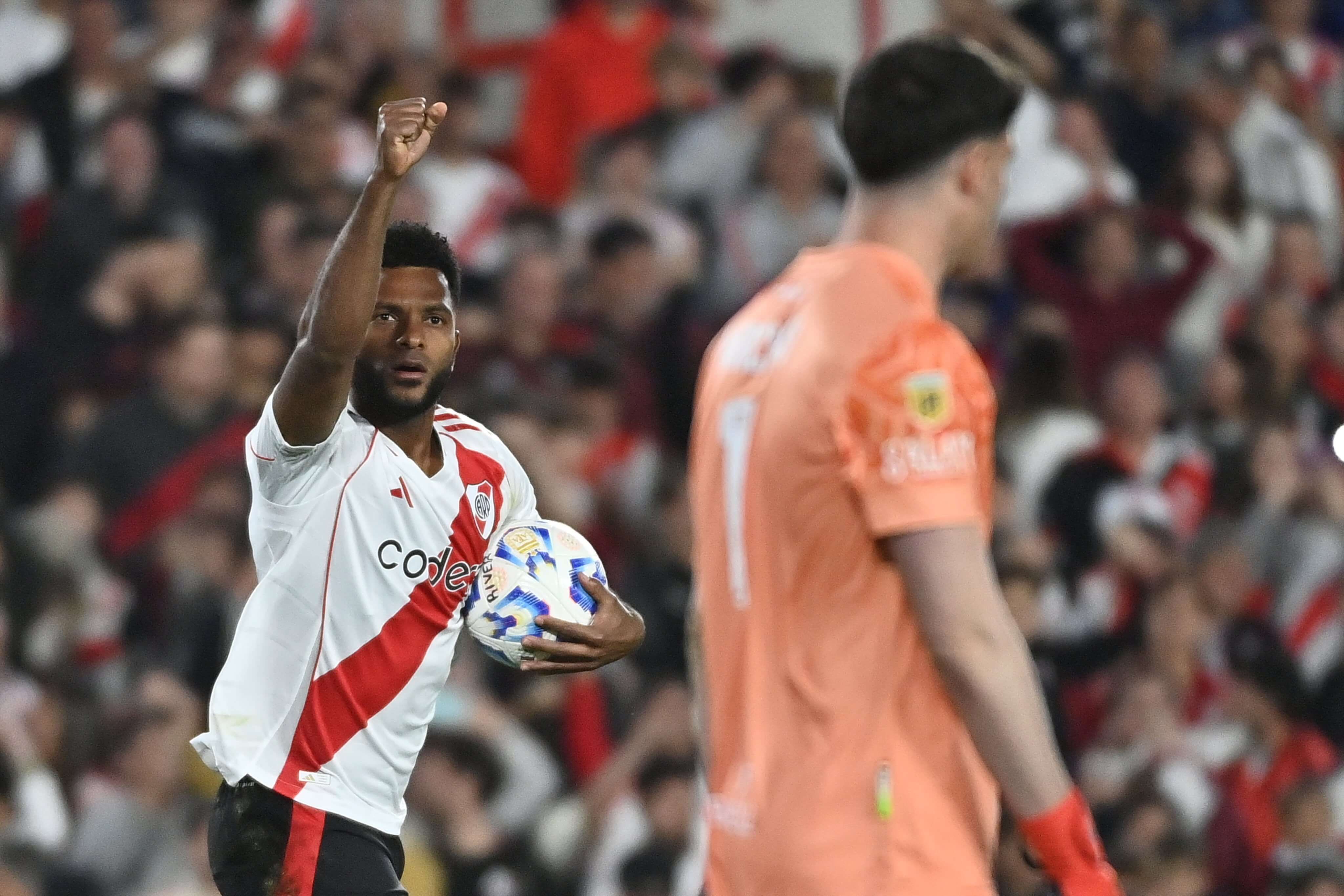  Miguel Borja celebra su gol en el River Plate-Vélez.