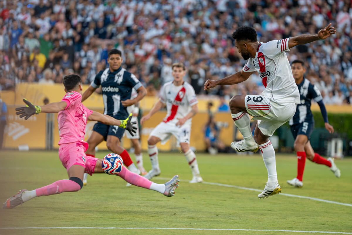  Esteban Andrada detiene un tiro de Miguel Borja en el River Plate-Monterrey.