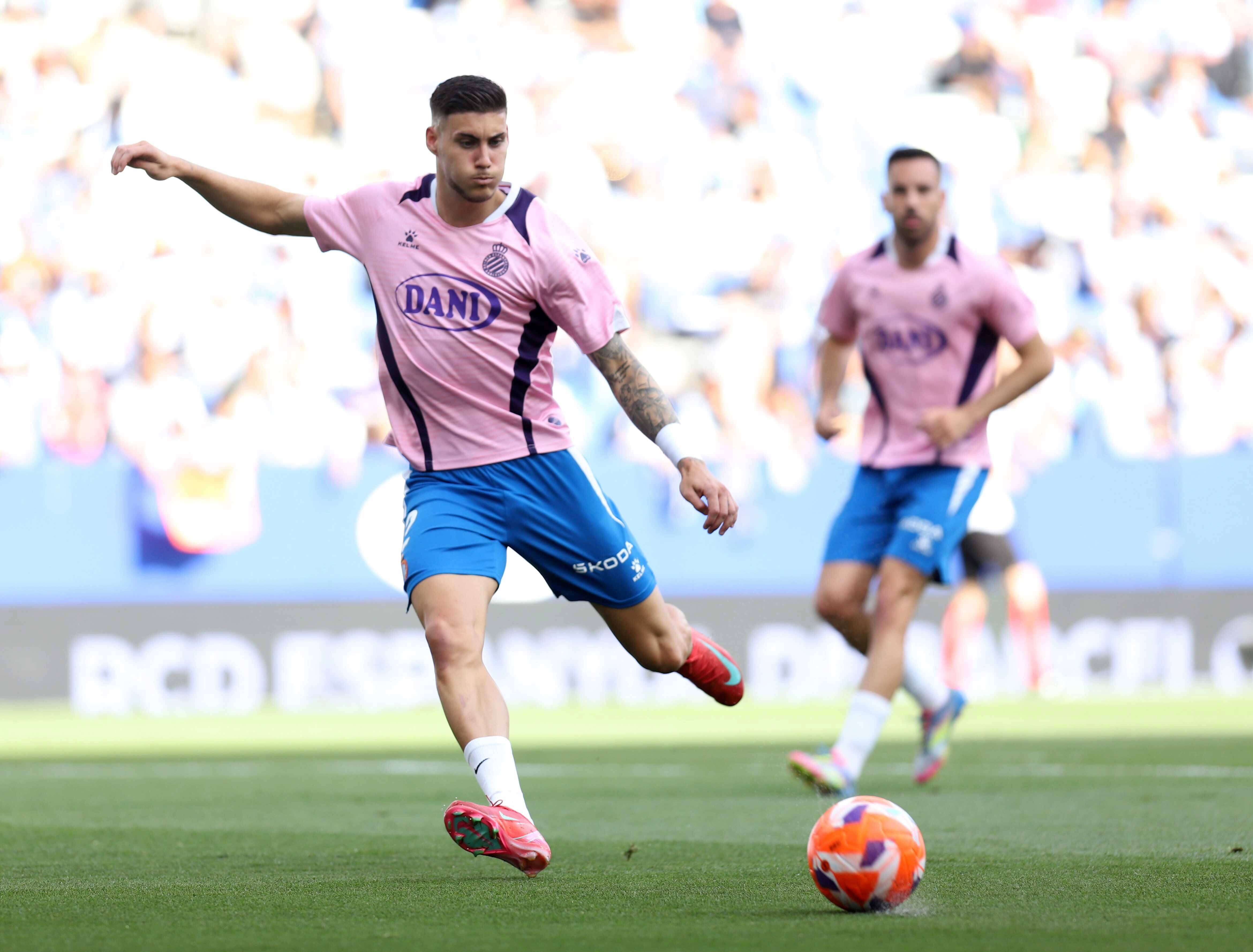  Roberto Fernández dispara en un calentamiento con el Espanyol.
