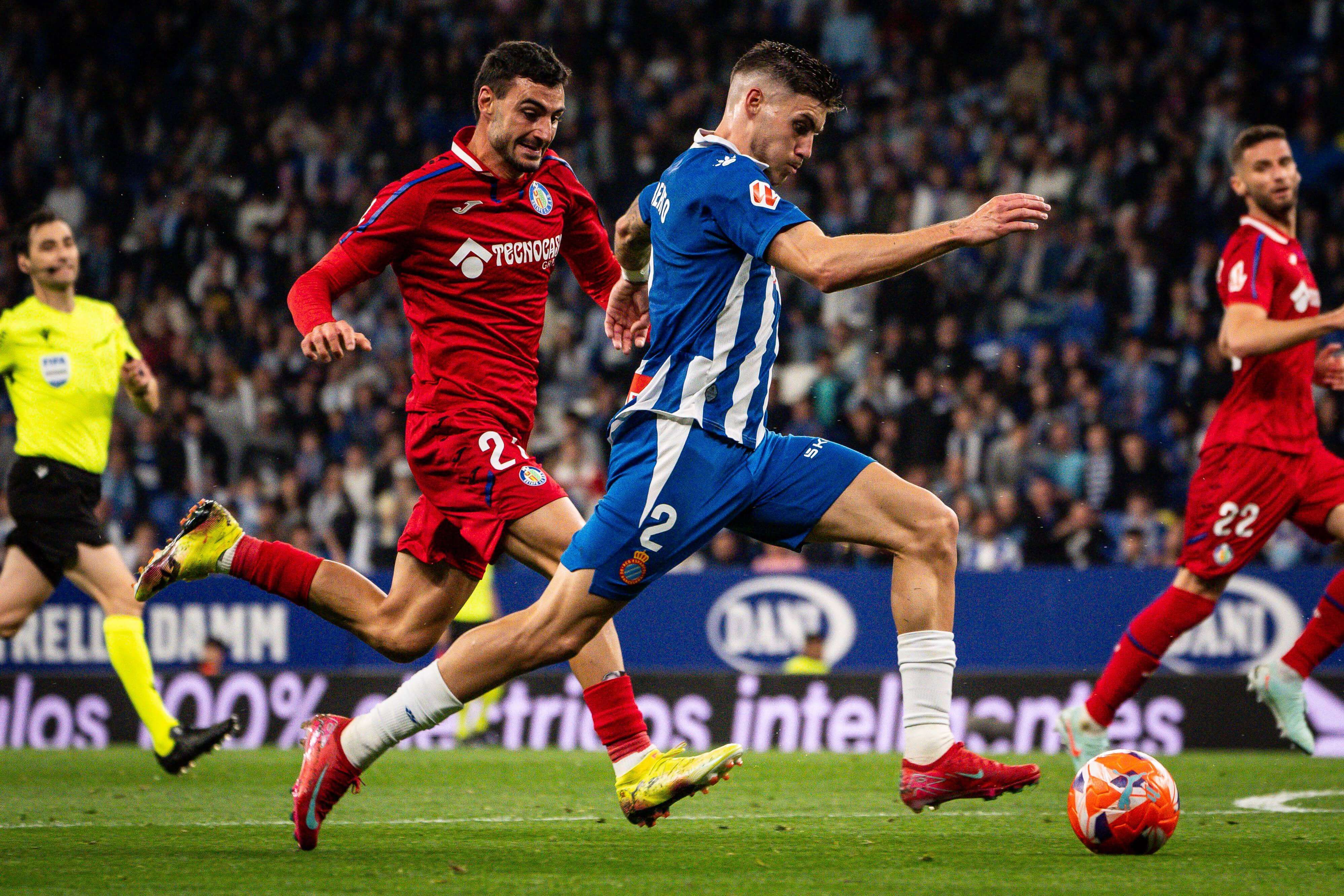 Roberto Fernández controla un balón durante el Espanyol-Getafe (Foto: Cordon Press).