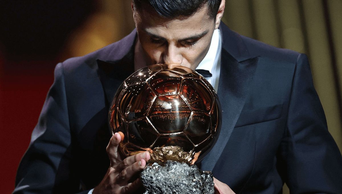  Rodri besa el Balón de Oro.