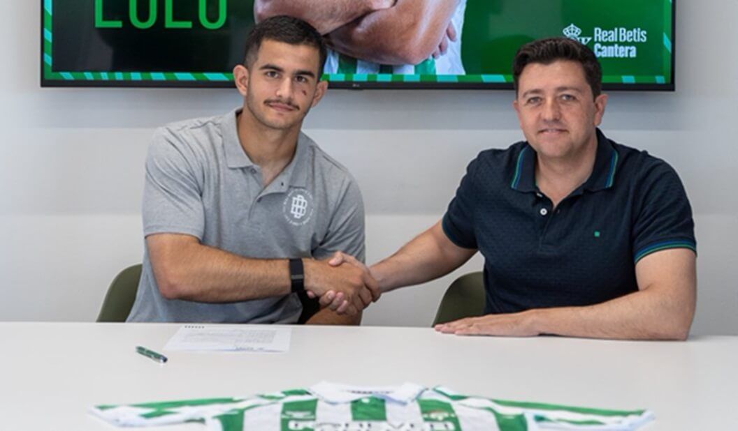  Rodrigo Marina firma su renovación junto a Miguel Calzado.