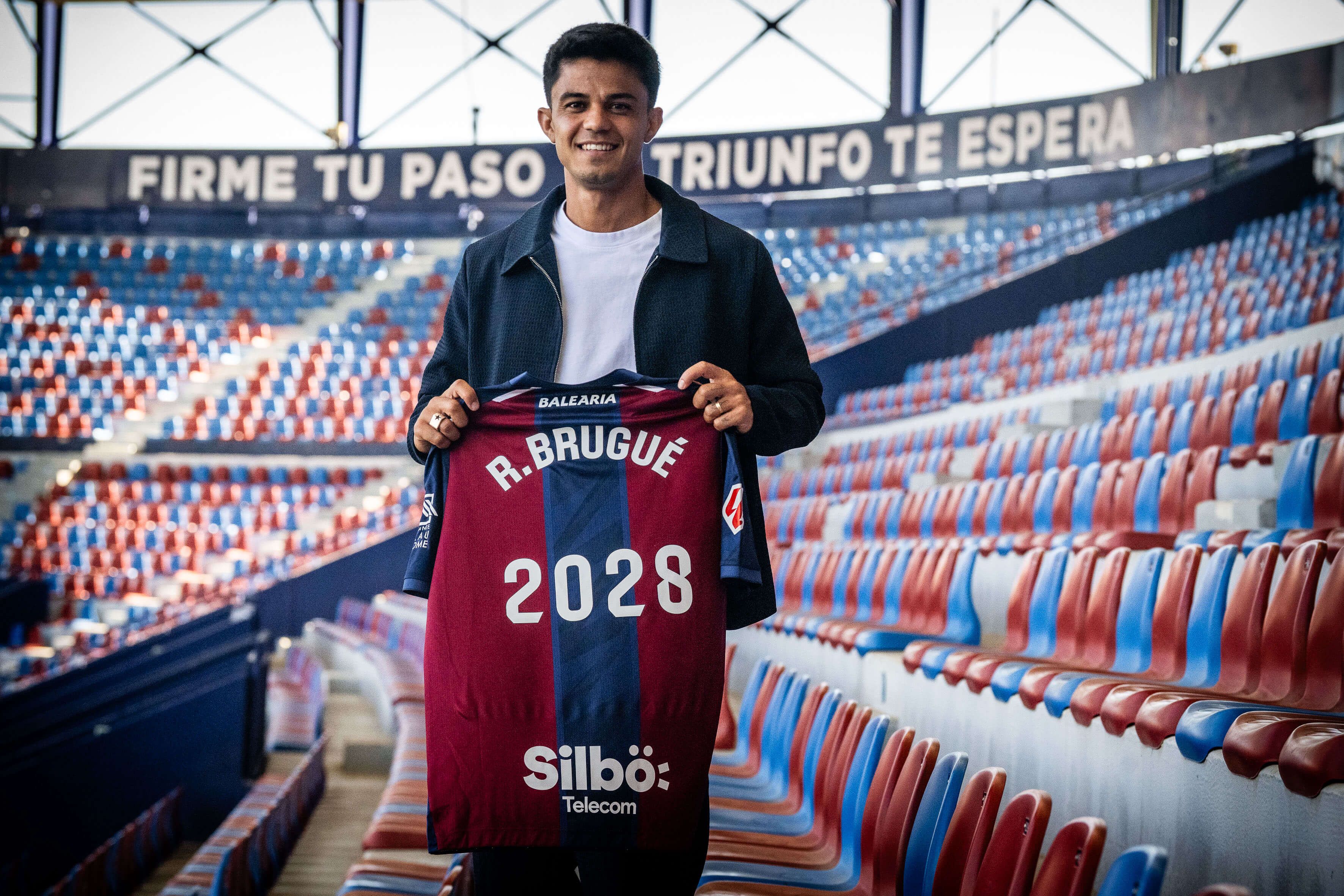 Roger Brugué celebra su renovación con el Levante (Foto: LUD).