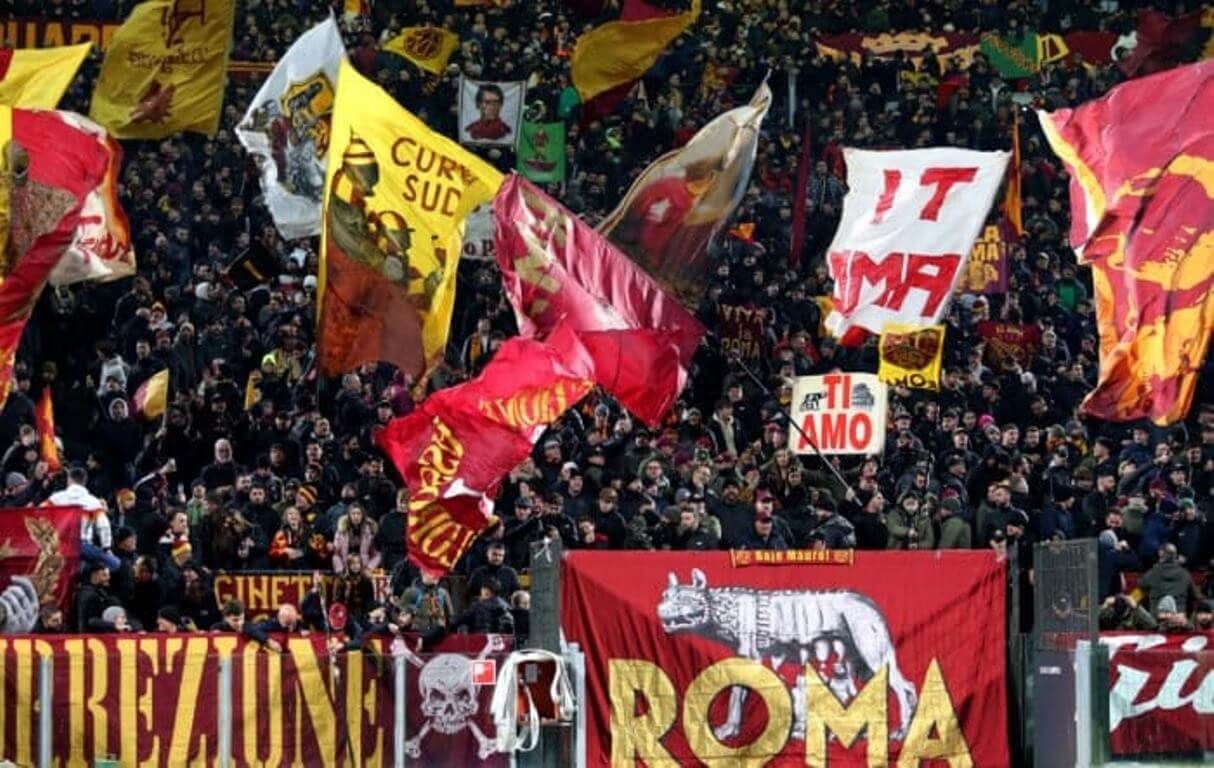 Los grupos Ultras de la AS Roma se colocan en la Curva Sud del Estadio Olímpico.