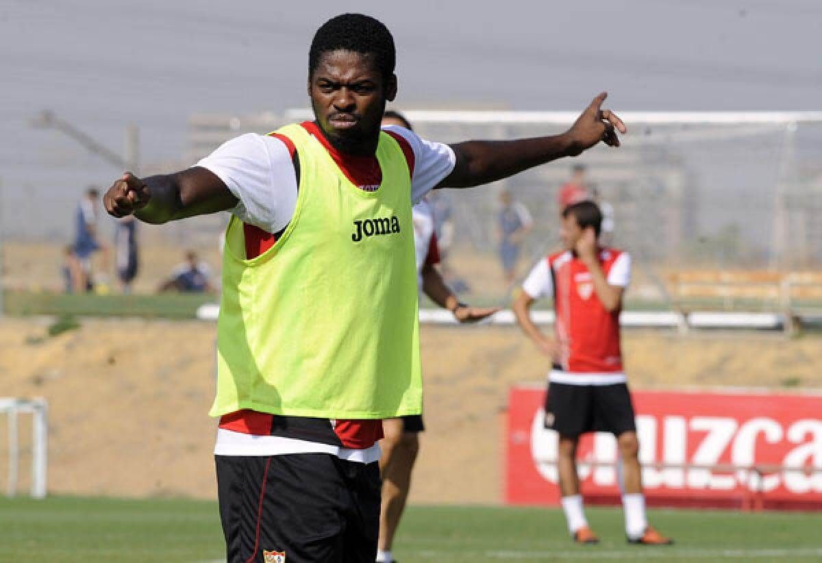  Romaric, en un entrenamiento con el Sevilla.