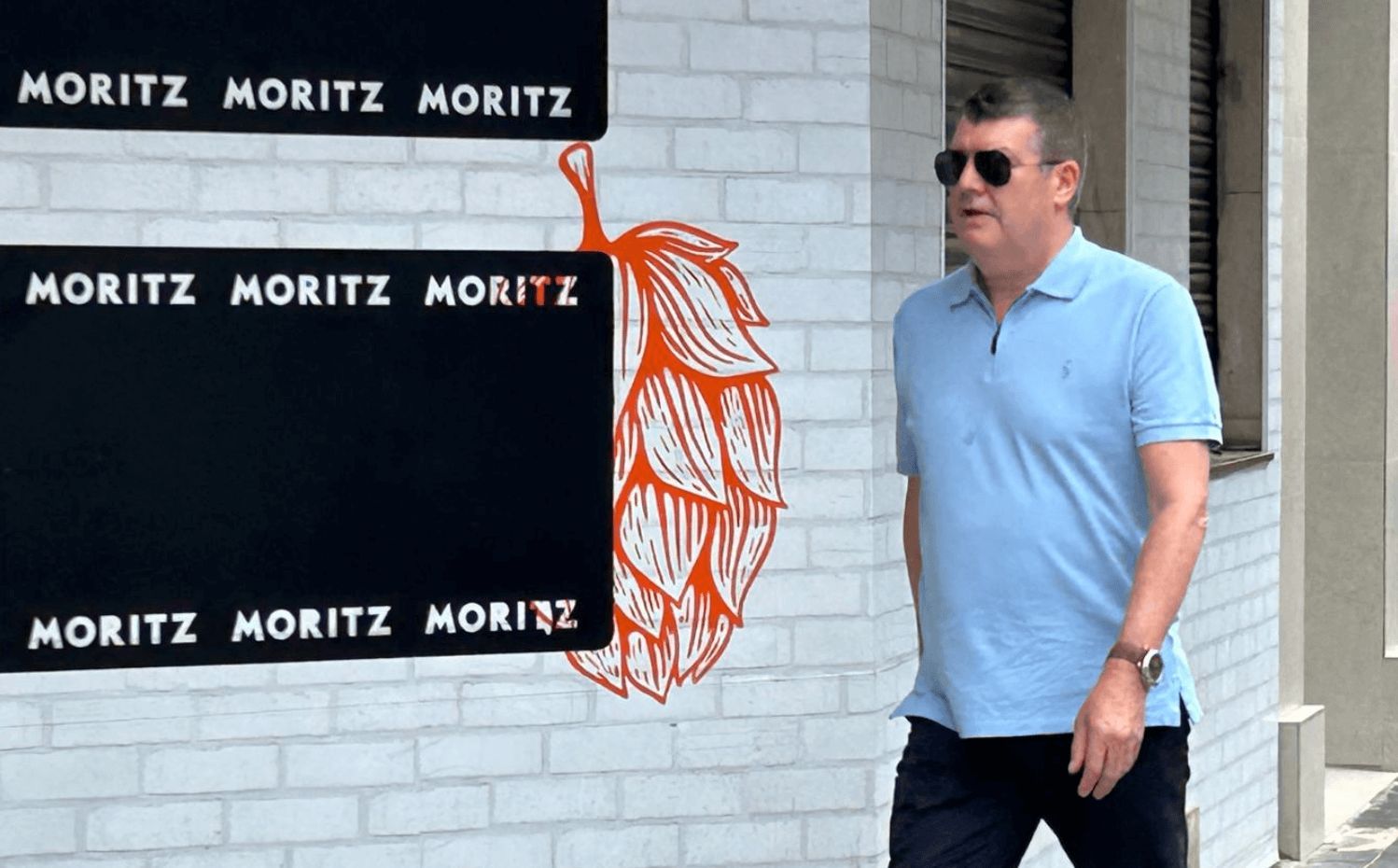  Ron Gourlay antes de entrevistarse con los agentes de Javi Guerra, Diego López y César Tárrega