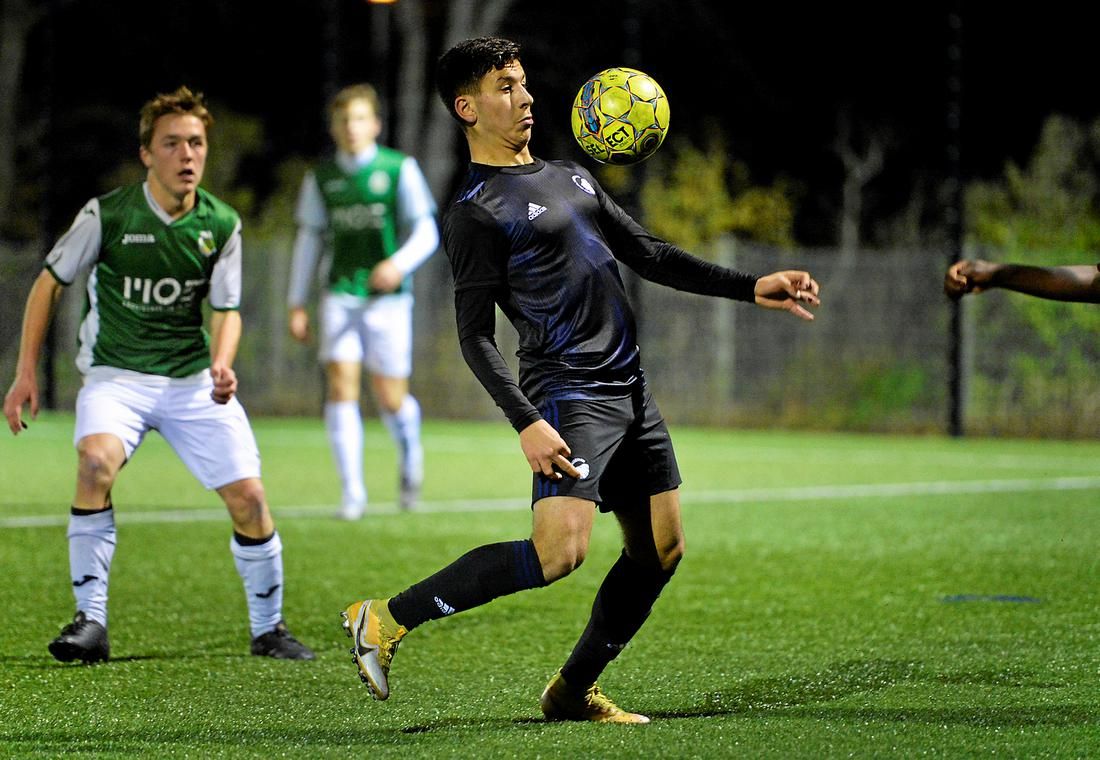 Roony Bardghji, es uno de los jugadores que sigue el Barcelona y Deco.
