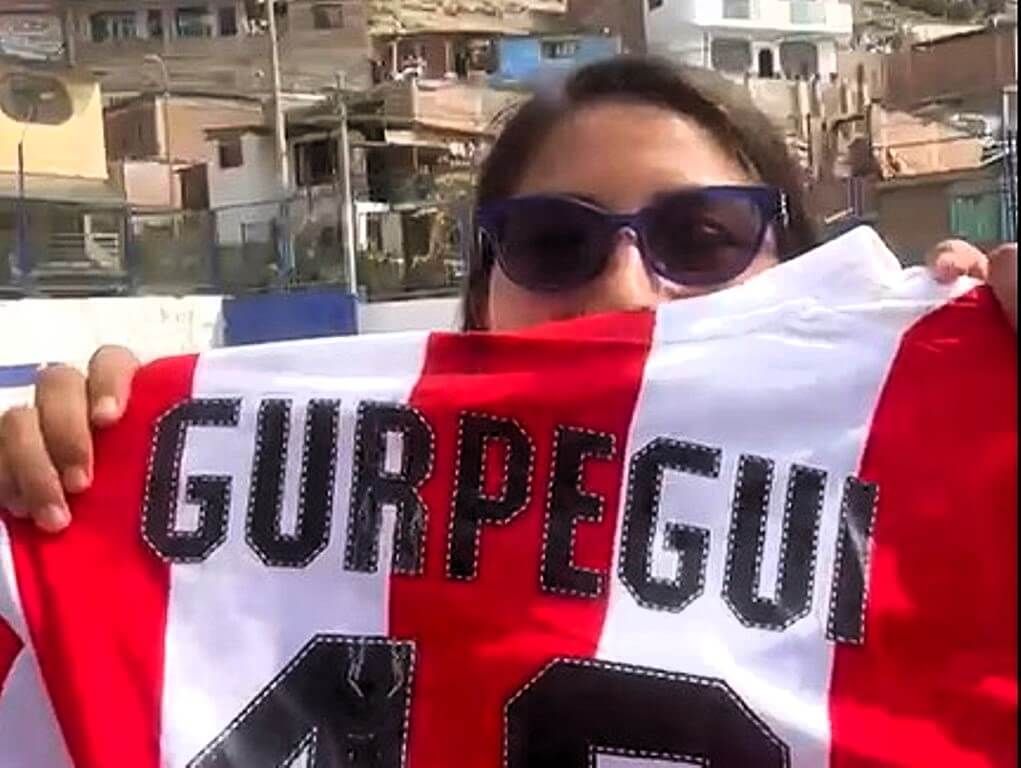  Rosina posa en Perú con una camiseta del exjugador del Athletic Club Carlos Gurpegui.