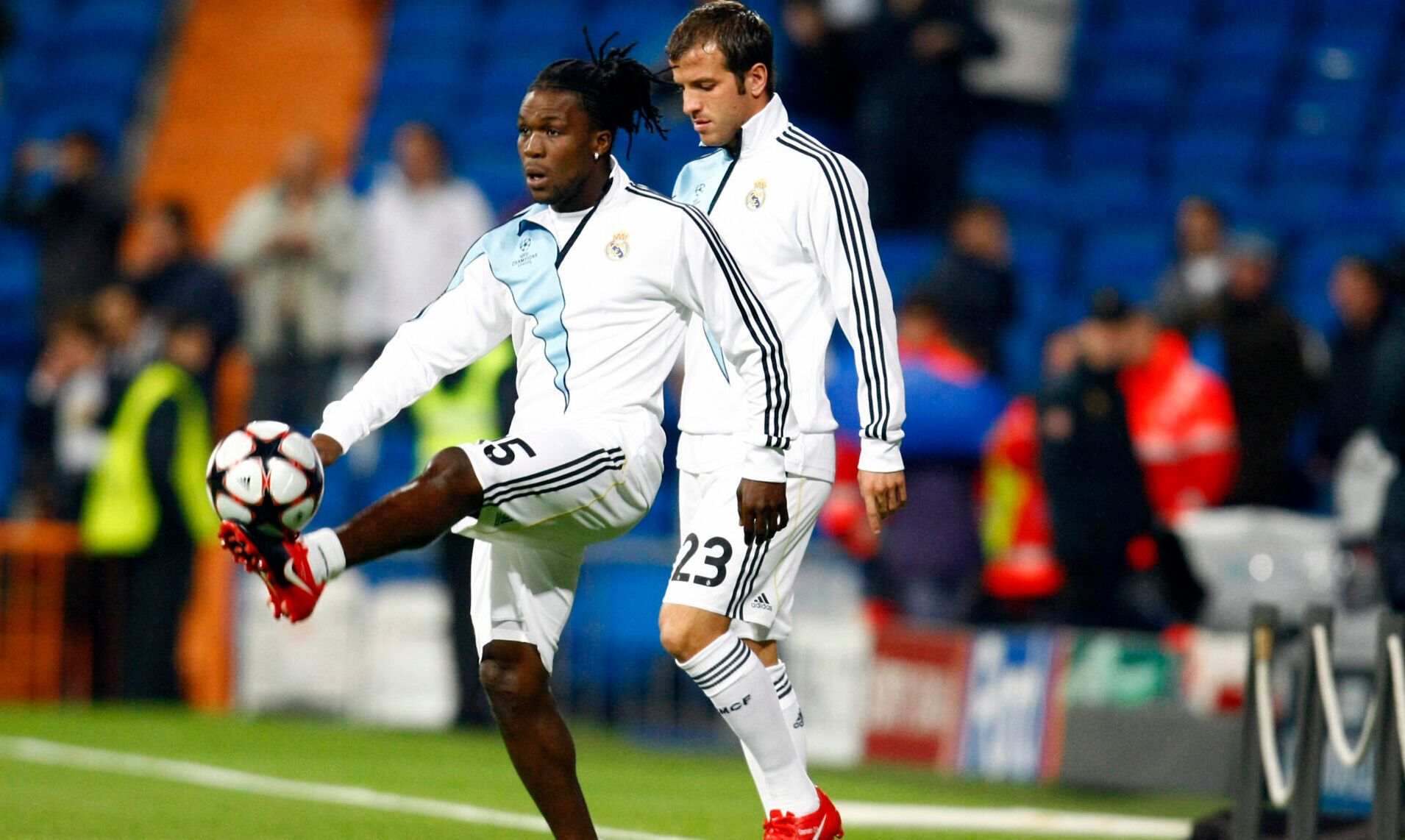  Drenthe y Van der Vaart calientan antes de un partido del Real Madrid.