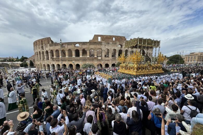  La Esperanza de Málaga, a los pies del Coliseo