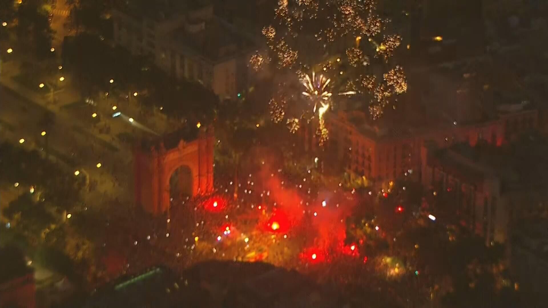  El Arco del Triunfo, envuelto en fuegos artificiales y bengalas (TV3)