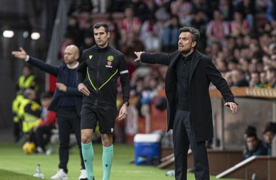 Rubén Albés, durante el Sporting-Racing.