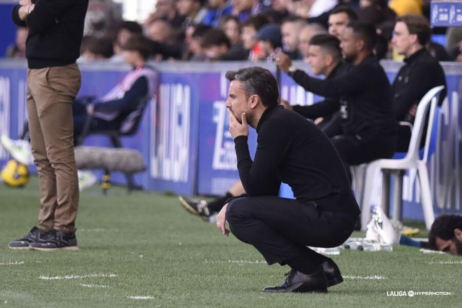 Rubén Albés, pensativo durante el Huesca-Sporting.