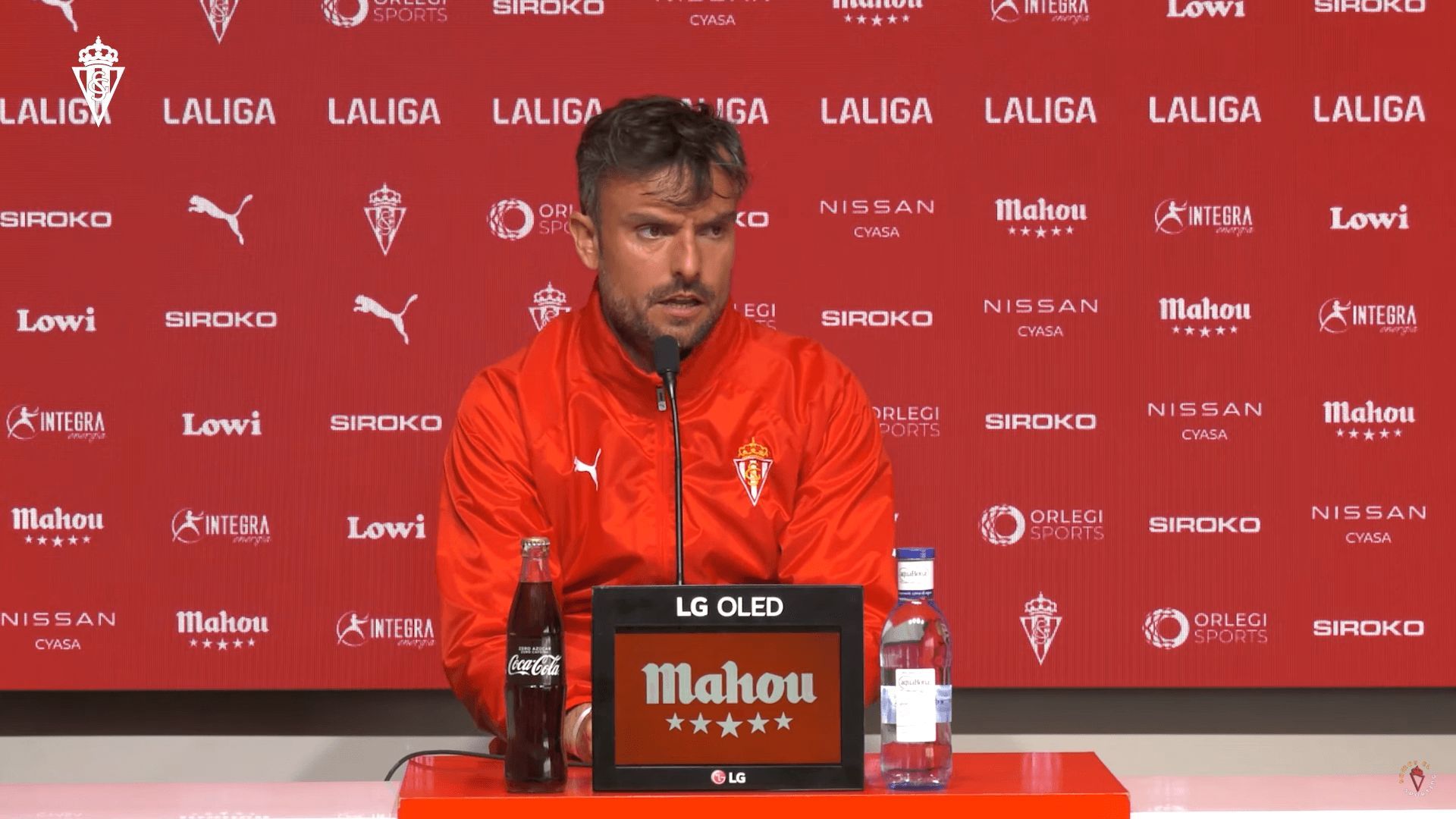 Rubén Albés, en rueda de prensa con el Sporting.