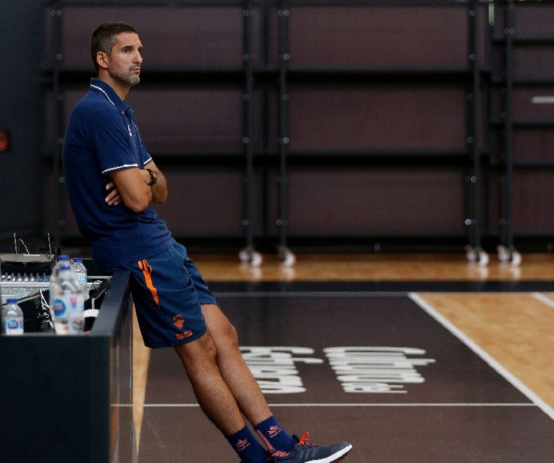  Rubén Burgos, entrenador del Valencia Bsket Femenino.
