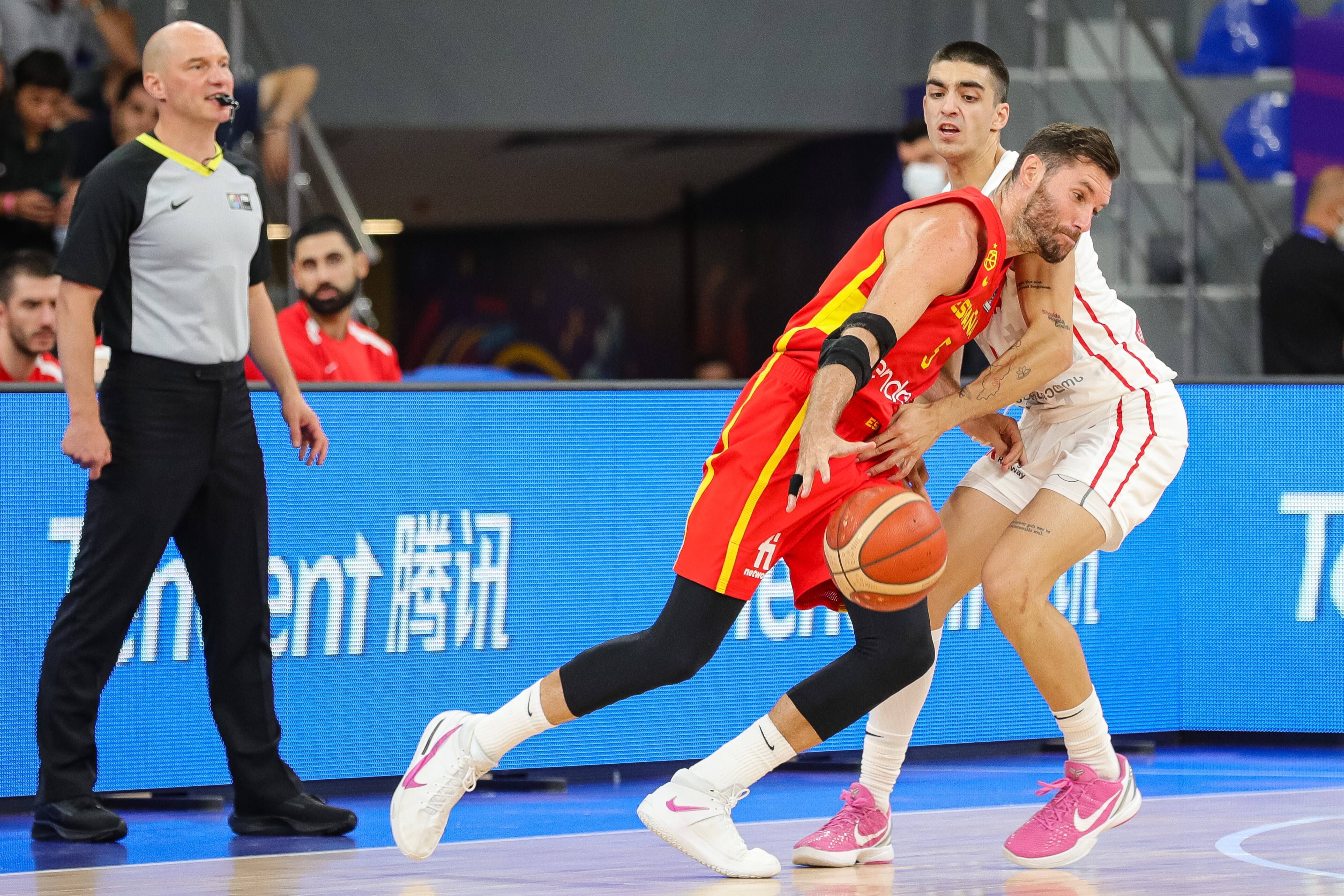 Rudy Fernández, con el balón en una jugada del Georgia-España (FOTO: Cordón Press).