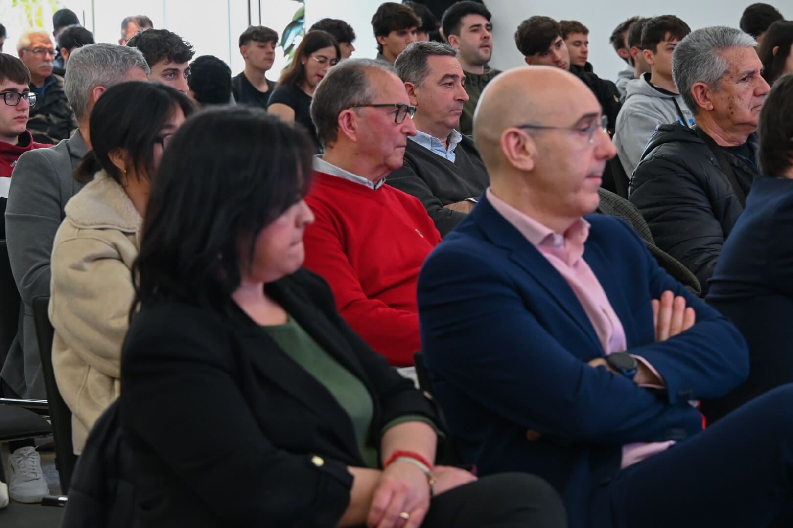 Salva Gomar, al lado del señor de rojo, en el acto del CEU dónde habló del Mundial 2030