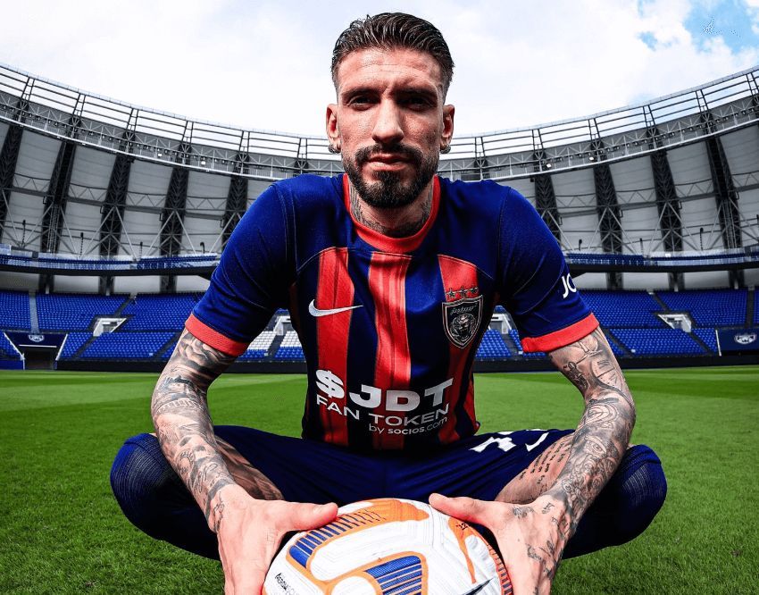  Samu Castillejo posa con su nuevo equipo.