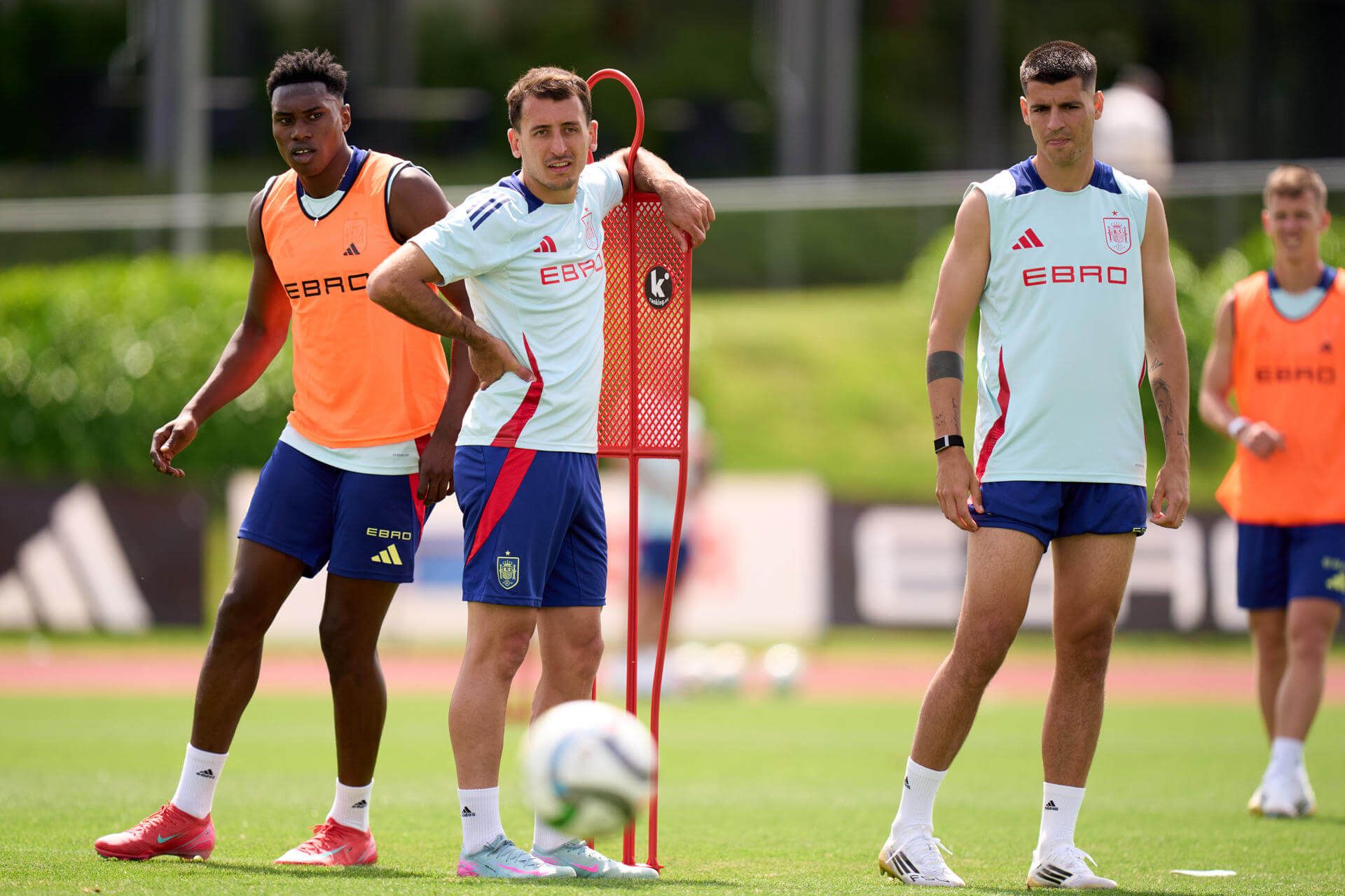  Samu Omorodion, Oyarzabal y Álvaro Morata, en una sesión con España.