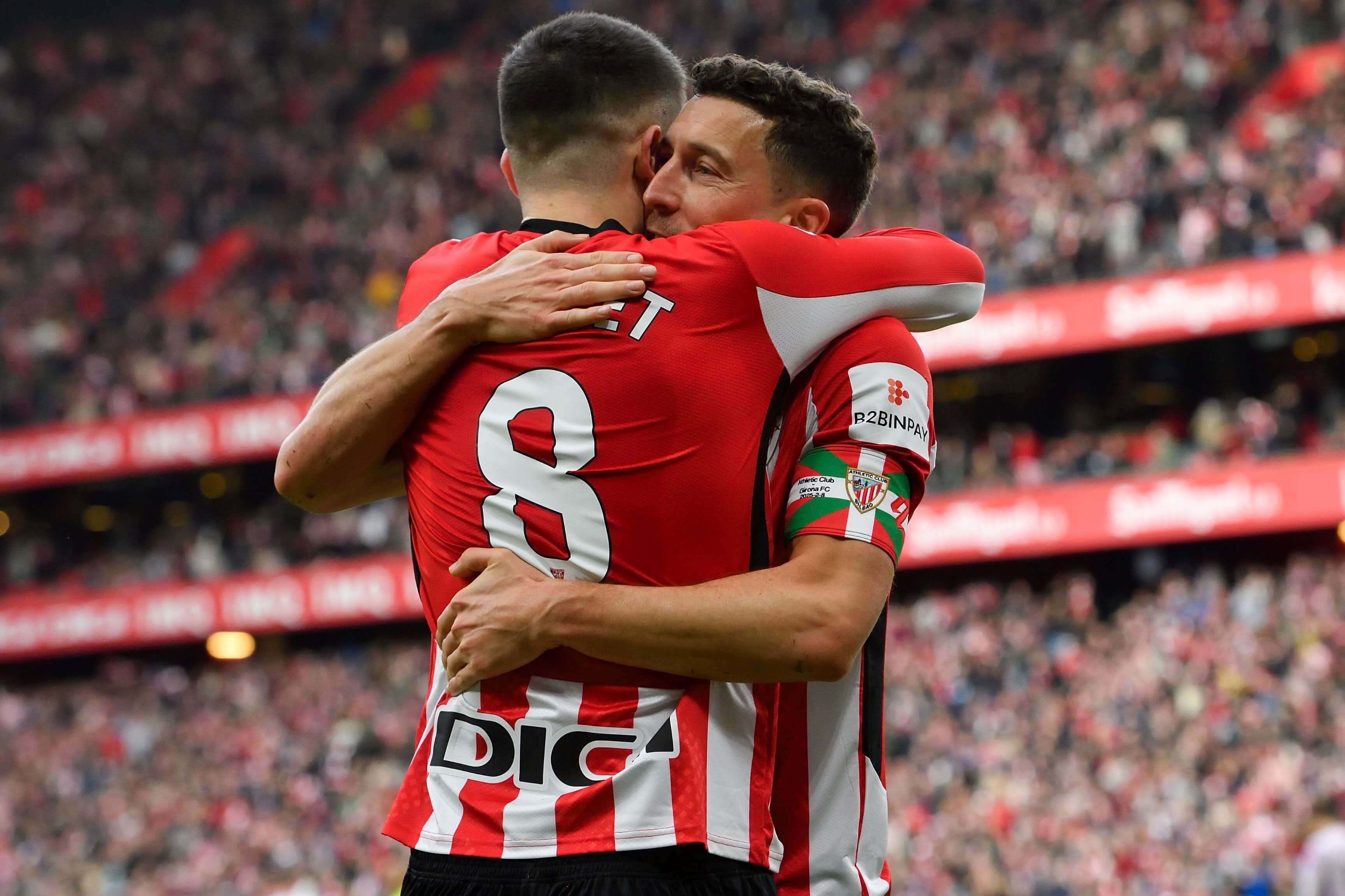  Abrazo de Oscar de Marcos y Oihan Sancet en la goleada ante el Girona en San Mamés.