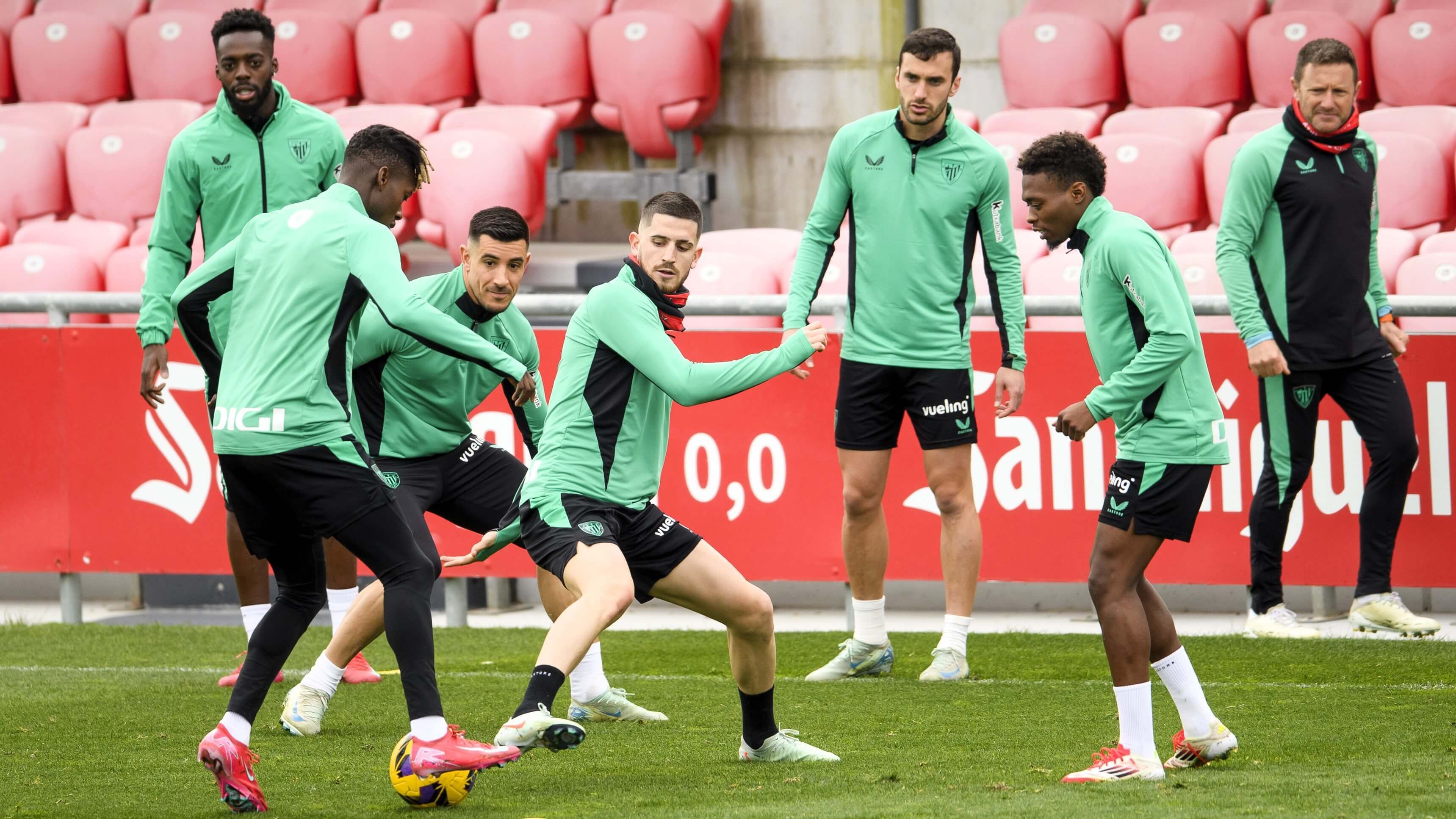 Nico Williams y Oihan Sancet, entrenando con el equipo en Lezama; toca ir a por la remontada ante la AS Roma.