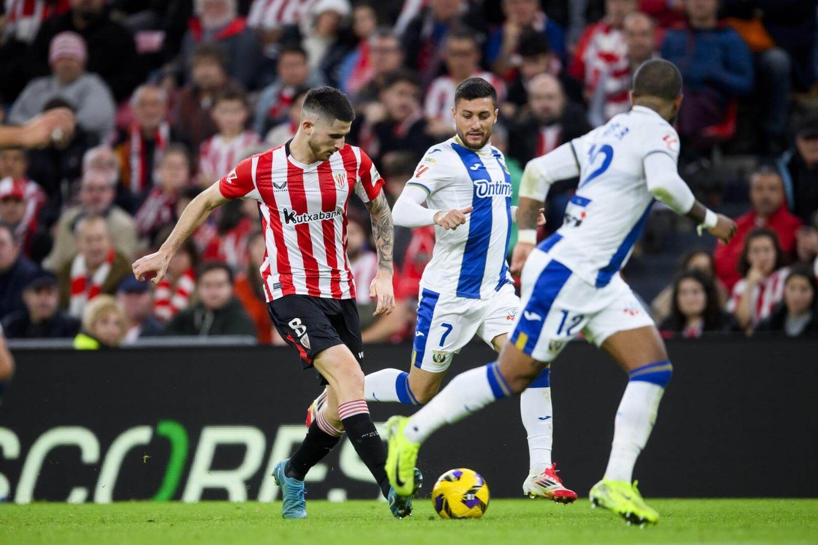  Toque del reaparecido Oihan Sancet ante el CD Leganés en San Mamés.