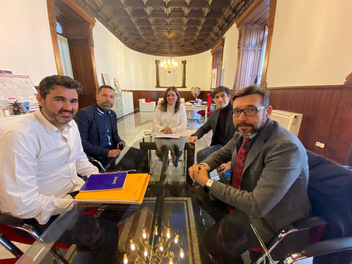 Sandra Gómez reunida con Libertad VCF tratando el posible Bien de Interés Cultural del Valencia